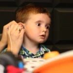 Regularne badania słuchu u dzieci i dorosłych